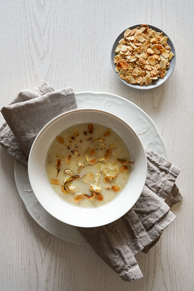 Geröstete Blumenkohlsuppe mit Mandelblättchen