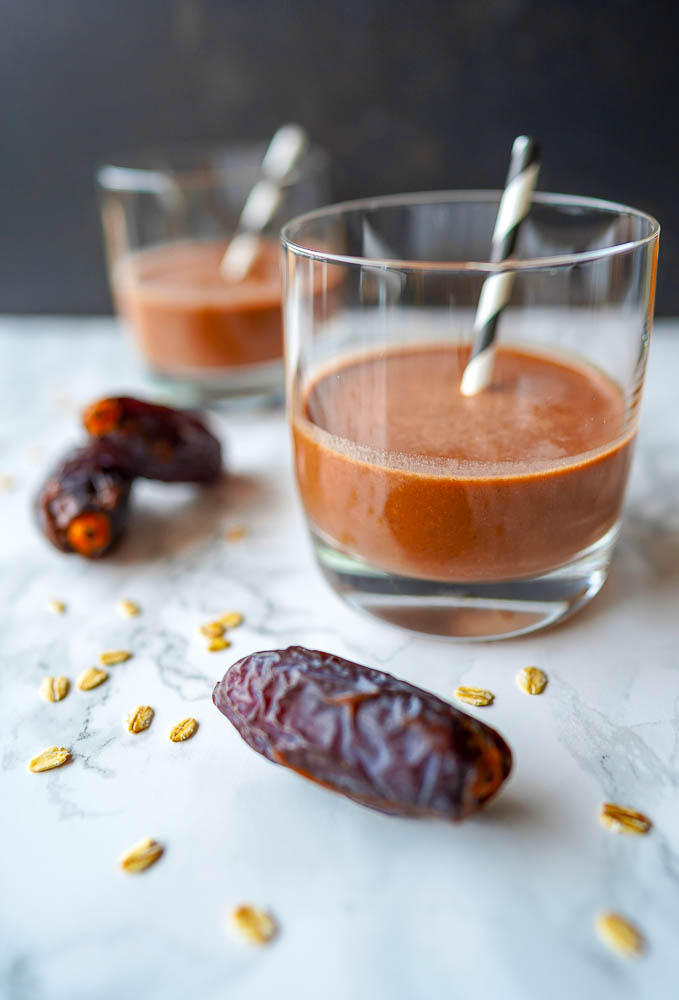 Schoko Mandelmilch-Shake mit Datteln VEGAN